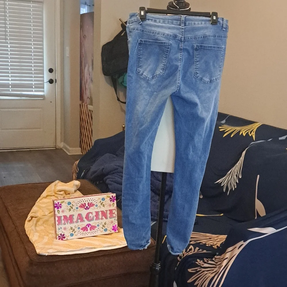 3PC BUNDLE WITH JEANS AND 2 BLOUSES - Picture 5 of 11